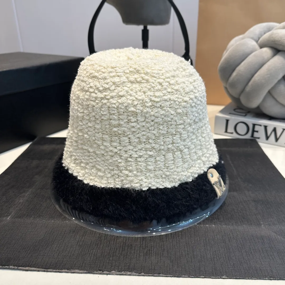 P70 LV Louis Vuitton new rabbit fur hat! High-end color series, the latest fisherman hat for autumn and winter ✨ Super elegant rabbit fur hat, white moonlight white🤍 🧊It is a perfect match in winter, the texture is invincible!