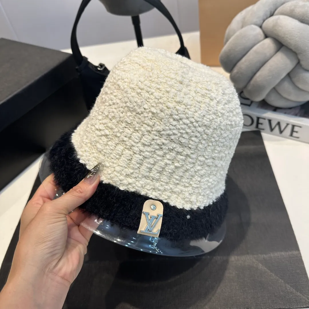 P70 LV Louis Vuitton new rabbit fur hat! High-end color series, the latest fisherman hat for autumn and winter ✨ Super elegant rabbit fur hat, white moonlight white🤍 🧊It is a perfect match in winter, the texture is invincible!