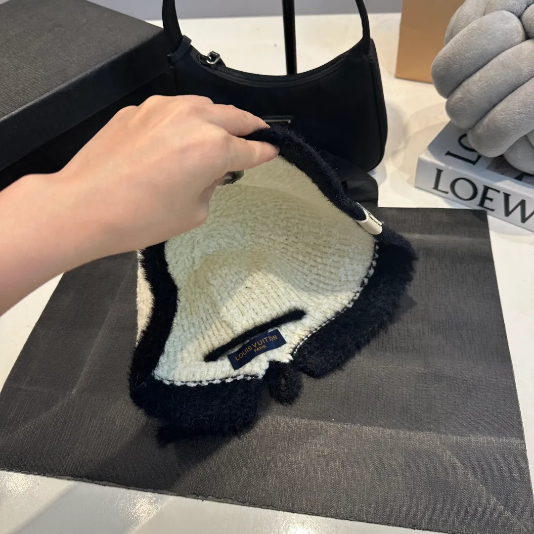 P70 LV Louis Vuitton new rabbit fur hat! High-end color series, the latest fisherman hat for autumn and winter ✨ Super elegant rabbit fur hat, white moonlight white🤍 🧊It is a perfect match in winter, the texture is invincible!