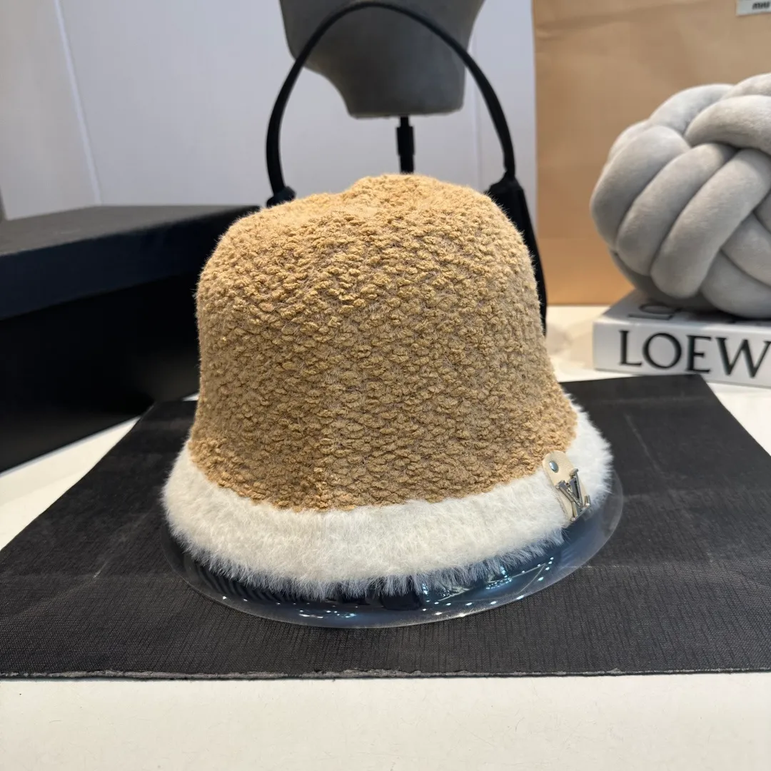P70 LV Louis Vuitton new rabbit fur hat! High-end color series, the latest fisherman hat for autumn and winter ✨ Super elegant rabbit fur hat, white moonlight white🤍 🧊It is a perfect match in winter, the texture is invincible!