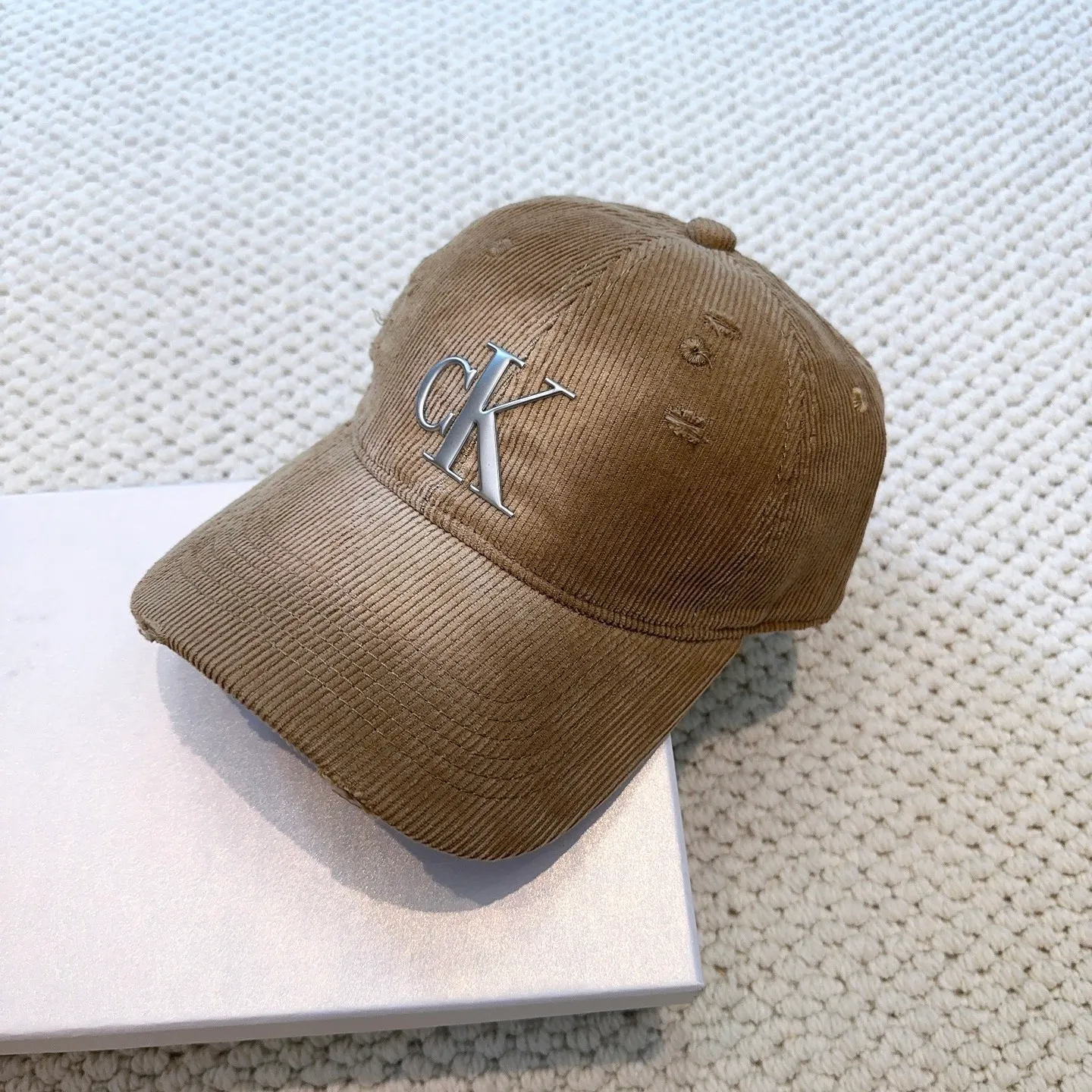 P60 Calvin Klein, CK logo autumn and winter new baseball cap, recommended by Xiaohongshu, fashionable and versatile, a favorite of many celebrities, very explosive, very popular, very good-looking