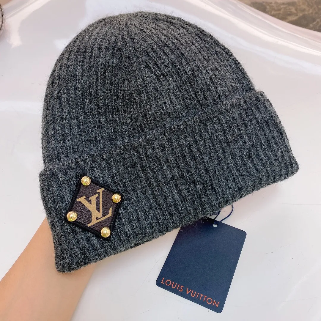 P50 [LV] Autumn and winter wool knitted beanie, high quality customization! This must be my favorite of minimalism. It is clean, neat, fashionable and versatile, and will definitely not be picky about your face shape! A fashionable classic that lasts forever!