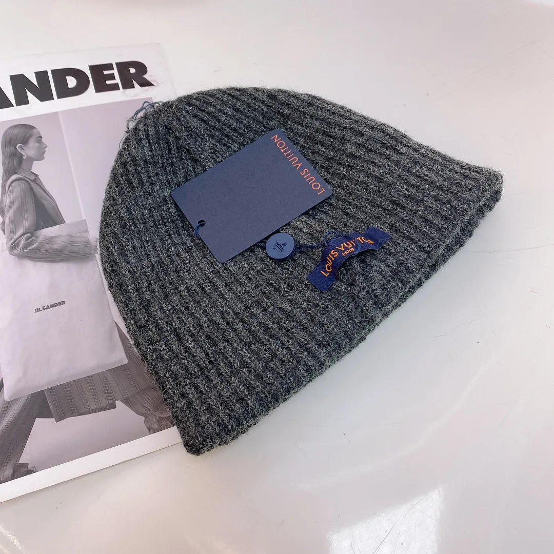 P50 [LV] Autumn and winter wool knitted beanie, high quality customization! This must be my favorite of minimalism. It is clean, neat, fashionable and versatile, and will definitely not be picky about your face shape! A fashionable classic that lasts forever!