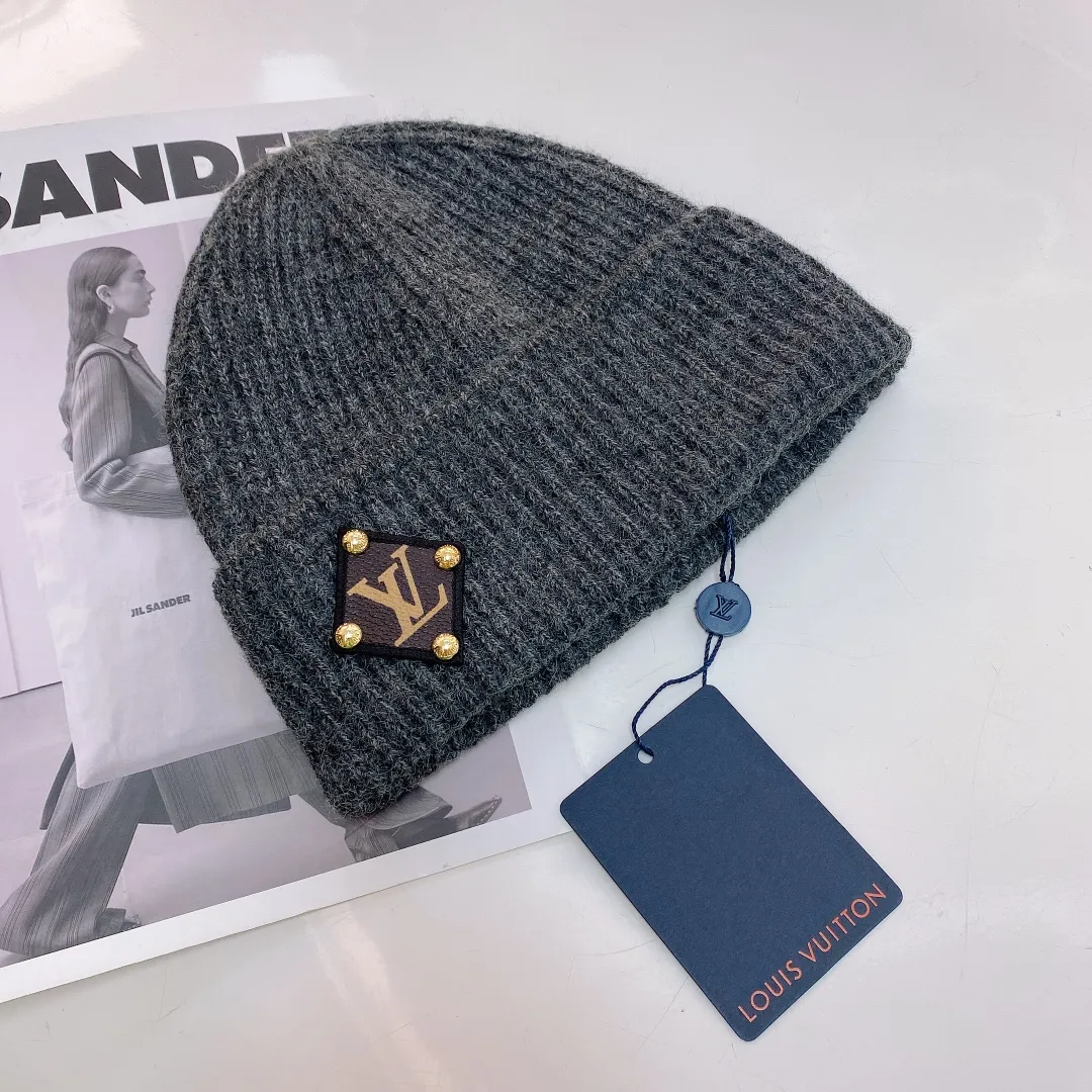 P50 [LV] Autumn and winter wool knitted beanie, high quality customization! This must be my favorite of minimalism. It is clean, neat, fashionable and versatile, and will definitely not be picky about your face shape! A fashionable classic that lasts forever!