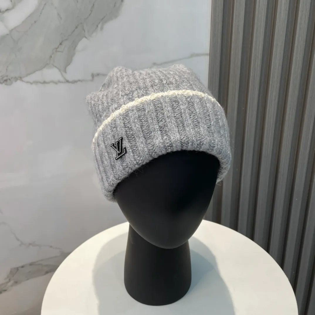 P66 🔥Lv Louis Vuitton's new autumn and winter knitted beanie, very versatile, unisex. Dear friends, you can see the details, the workmanship is neat, breathable and comfortable, and made of imported wool material! A must-have for fashionistas!