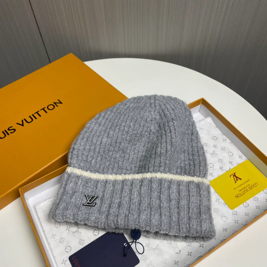 P66 🔥Lv Louis Vuitton's new autumn and winter knitted beanie, very versatile, unisex. Dear friends, you can see the details, the workmanship is neat, breathable and comfortable, and made of imported wool material! A must-have for fashionistas!
