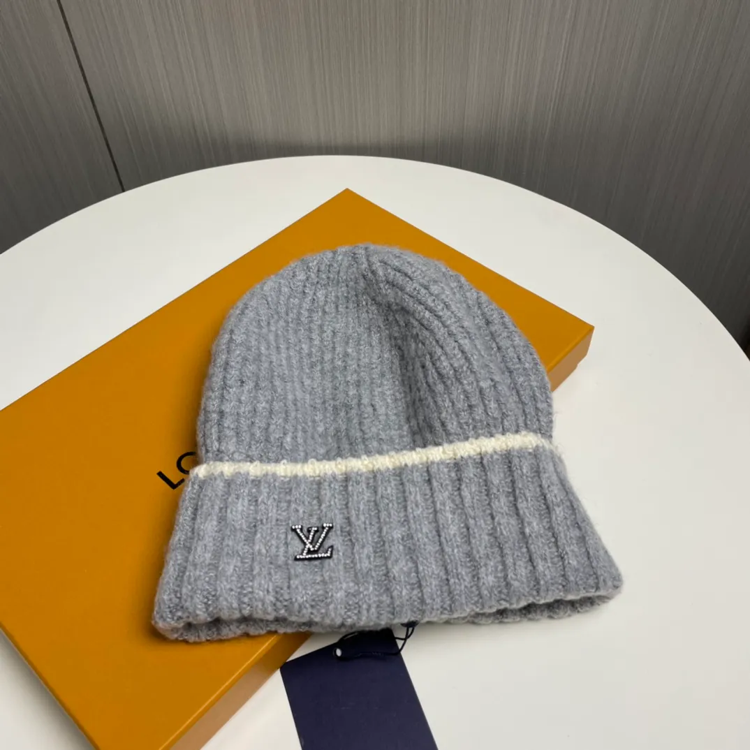 P66 🔥Lv Louis Vuitton's new autumn and winter knitted beanie, very versatile, unisex. Dear friends, you can see the details, the workmanship is neat, breathable and comfortable, and made of imported wool material! A must-have for fashionistas!