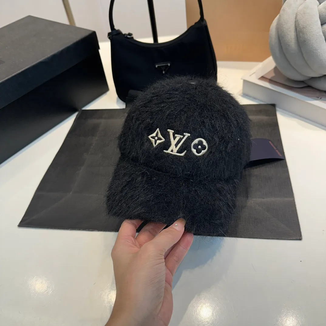 P70 Louis Vuitton LV plush autumn and winter new baseball cap, the design is super eye-catching and has a great brand feel