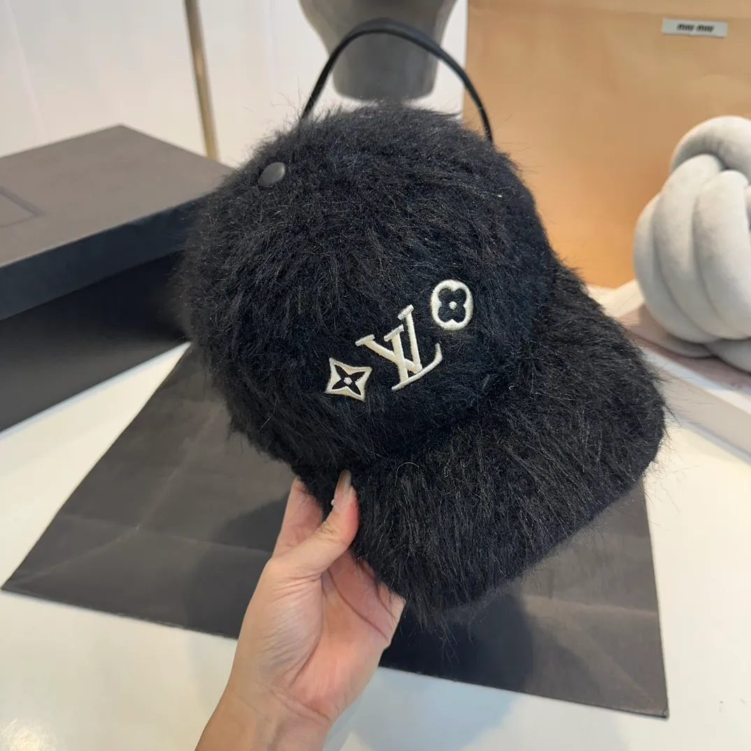 P70 Louis Vuitton LV plush autumn and winter new baseball cap, the design is super eye-catching and has a great brand feel