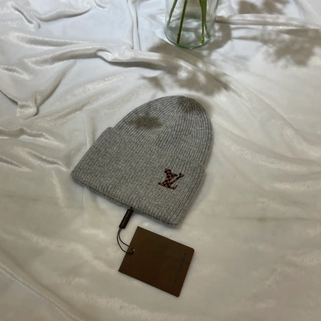 🉐90💛 Comes with dust bag [LV Louis Vuitton] 2023 autumn and winter new style wool knitted beanie of the same style as the big brand, complete with tags ~ perfect for going out on the street!