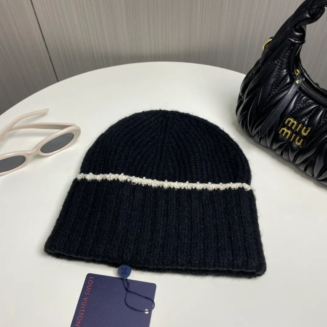 P66 🔥Lv Louis Vuitton's new autumn and winter knitted beanie, very versatile, unisex. Dear friends, you can see the details, the workmanship is neat, breathable and comfortable, and made of imported wool material! A must-have for fashionistas!