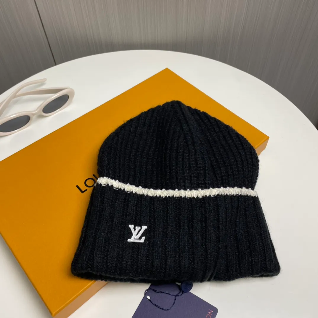 P66 🔥Lv Louis Vuitton's new autumn and winter knitted beanie, very versatile, unisex. Dear friends, you can see the details, the workmanship is neat, breathable and comfortable, and made of imported wool material! A must-have for fashionistas!