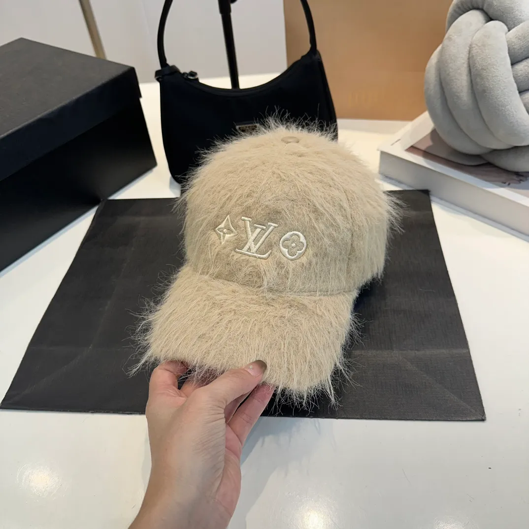 P70 Louis Vuitton LV plush autumn and winter new baseball cap, the design is super eye-catching and has a great brand feel