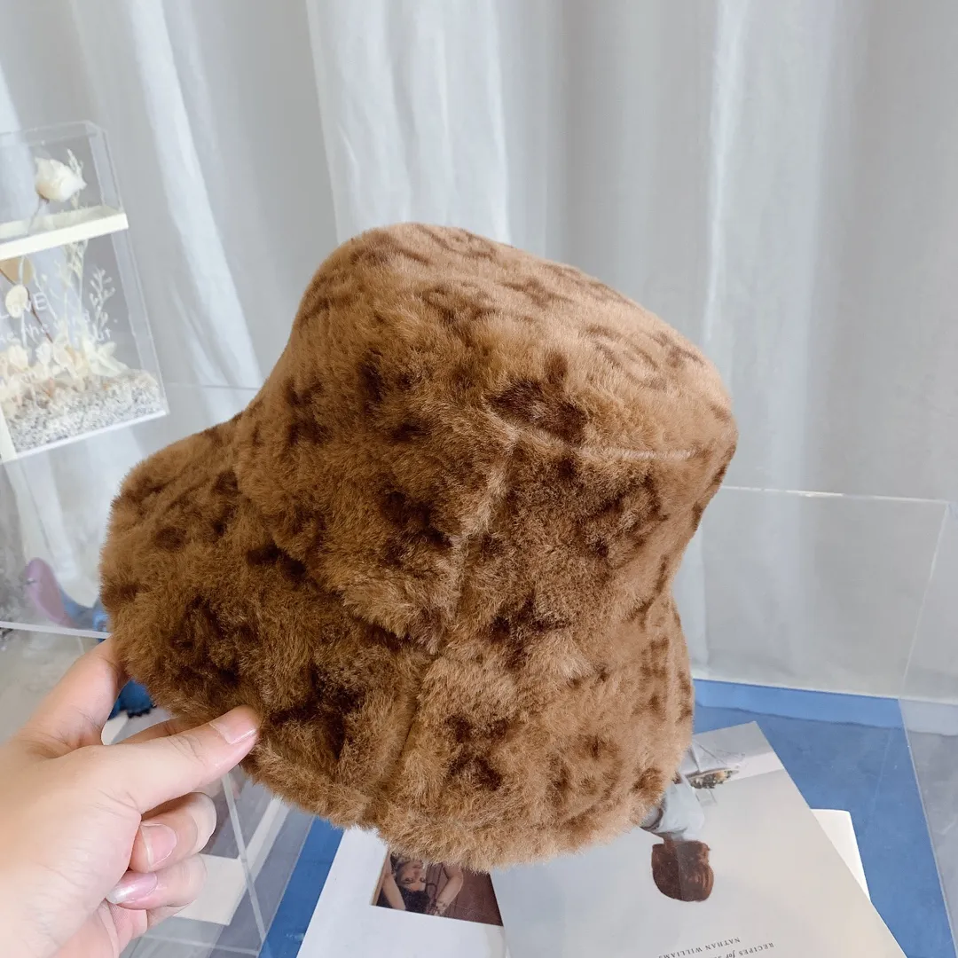 P70 LV21 Autumn and Winter mink fisherman hat, simple and sweet style. High-quality mink, the fabric is super smooth, and it is known as environmentally friendly fur. It is an absolute surprise to get it. The fur feels very good, and the shape of the hat is very flattering to the face! Head circumference:58cm