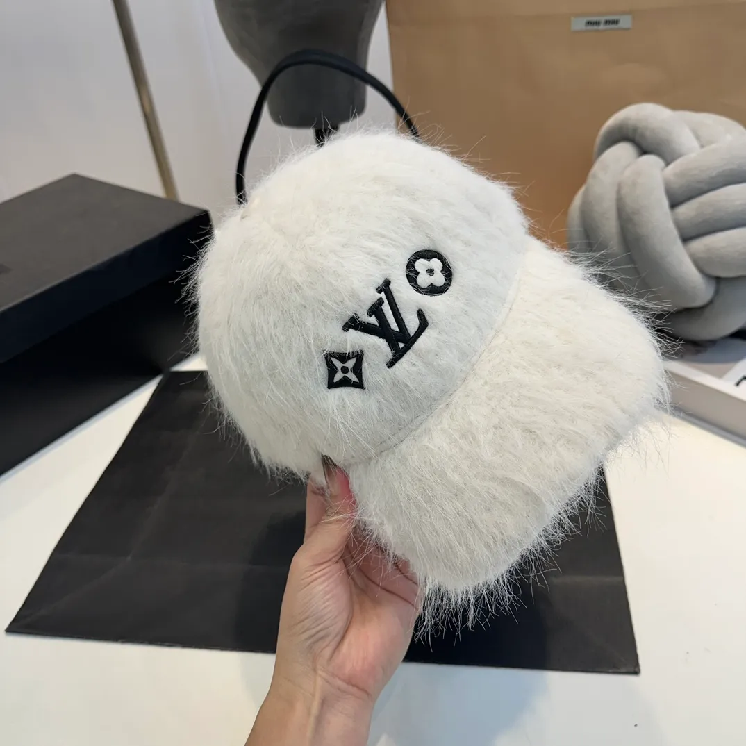 P70 Louis Vuitton LV plush autumn and winter new baseball cap, the design is super eye-catching and has a great brand feel