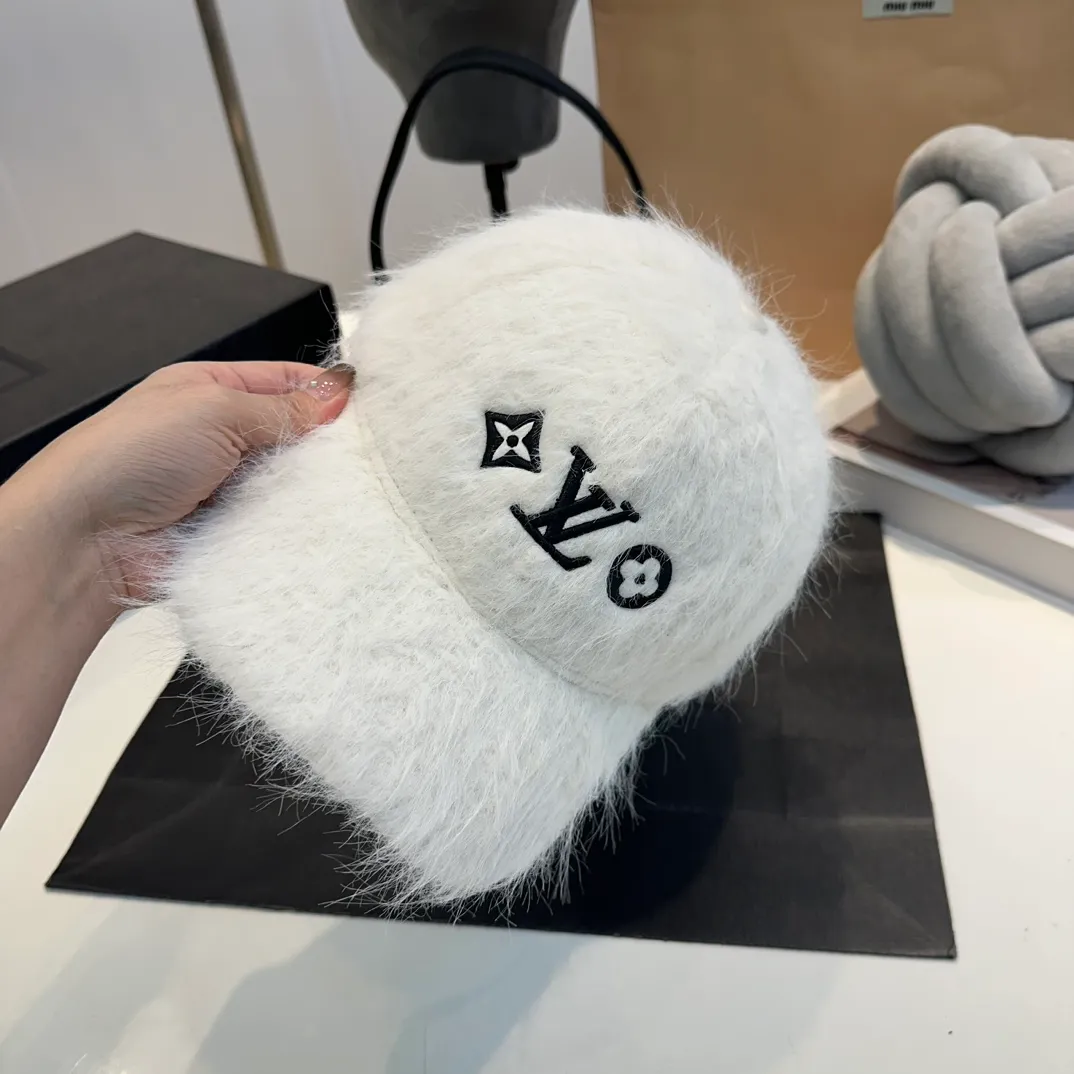 P70 Louis Vuitton LV plush autumn and winter new baseball cap, the design is super eye-catching and has a great brand feel