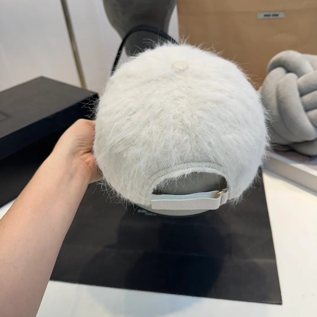 P70 Louis Vuitton LV plush autumn and winter new baseball cap, the design is super eye-catching and has a great brand feel