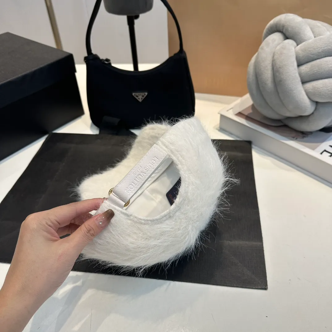 P70 Louis Vuitton LV plush autumn and winter new baseball cap, the design is super eye-catching and has a great brand feel