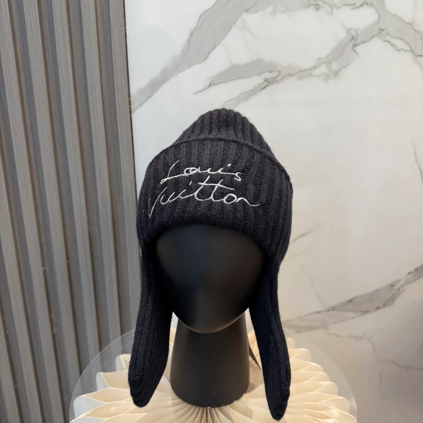 Special P96 💛 LV’s new ear protection knitted hat is made of soft wool blend, warm and comfortable, a must-have for autumn and winter. It has a handwritten embroidered logo on the front, which is highly recognizable. The toe design + draped earmuffs modify the face and are windproof. It is great for commuting and taking outdoor photos. The blue is fresh and white, and it adds a sense of atmosphere when paired with a coat and sweater. It is a practical and fashionable autumn and winter item 👍