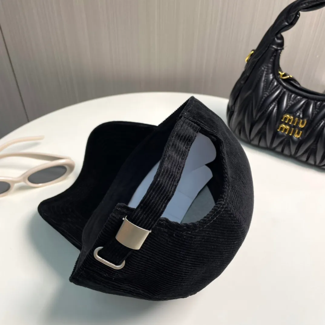 P60LV Louis Vuitton's new autumn and winter classic casual and trendy style corduroy simple baseball cap is now available🧢Japanese and Korean style, looks great with any combination! A must-have when traveling