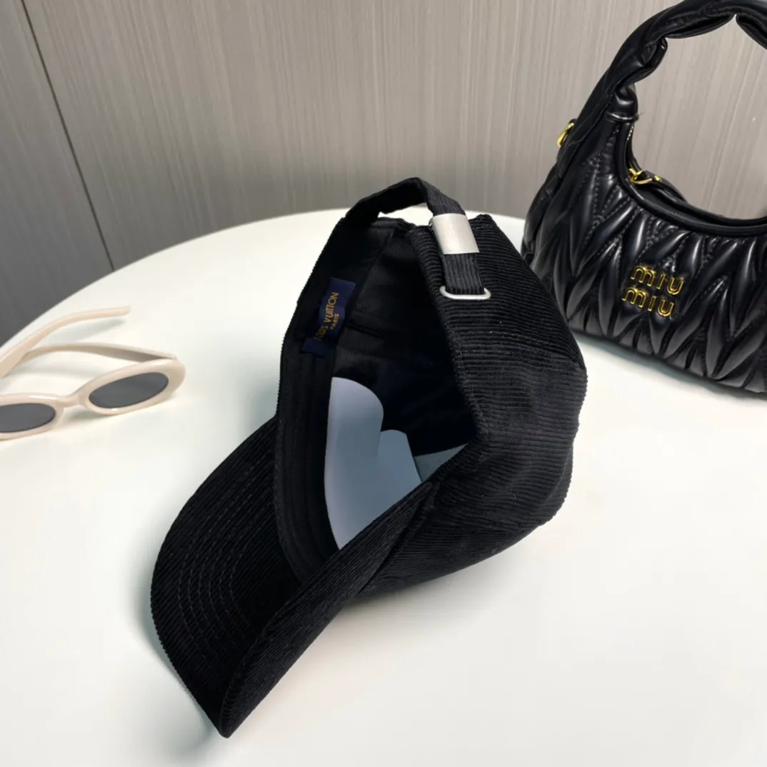 P60LV Louis Vuitton's new autumn and winter classic casual and trendy style corduroy simple baseball cap is now available🧢Japanese and Korean style, looks great with any combination! A must-have when traveling