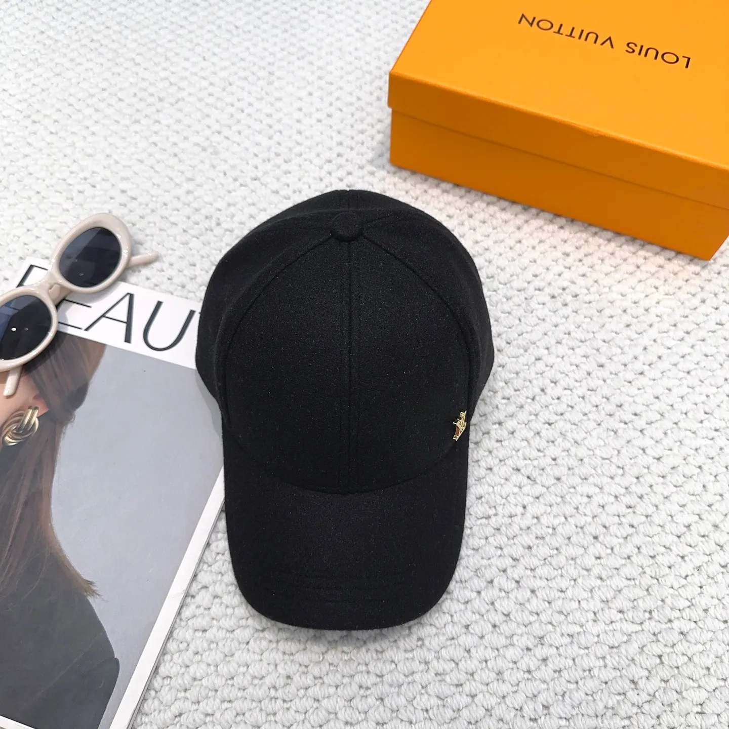 P60 LV Louis Vuitton's new autumn and winter classic casual and trendy style, simple baseball cap🧢Japanese and Korean style, looks great with any combination! A must-have when traveling