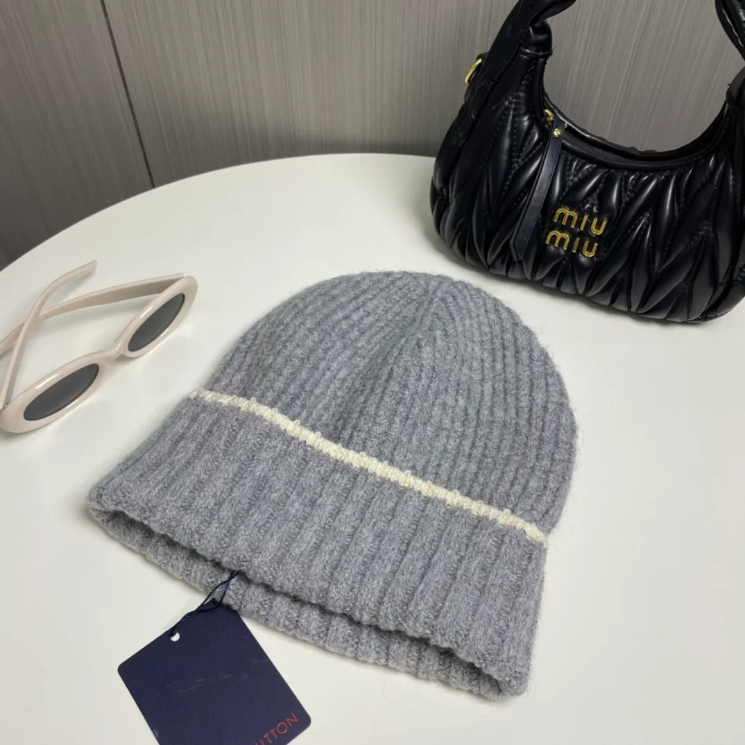 P66 🔥Lv Louis Vuitton's new autumn and winter knitted beanie, very versatile, unisex. Dear friends, you can see the details, the workmanship is neat, breathable and comfortable, and made of imported wool material! A must-have for fashionistas!