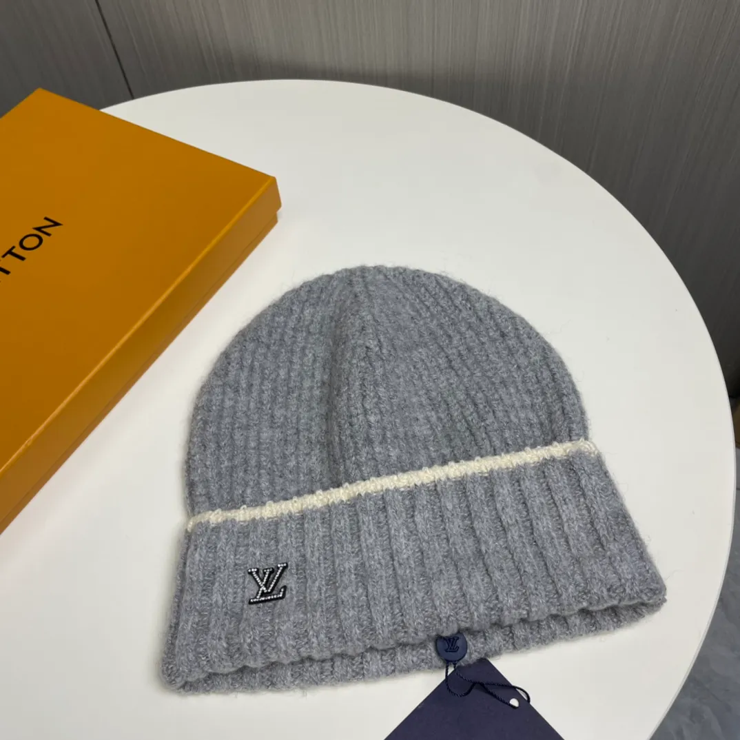 P66 🔥Lv Louis Vuitton's new autumn and winter knitted beanie, very versatile, unisex. Dear friends, you can see the details, the workmanship is neat, breathable and comfortable, and made of imported wool material! A must-have for fashionistas!