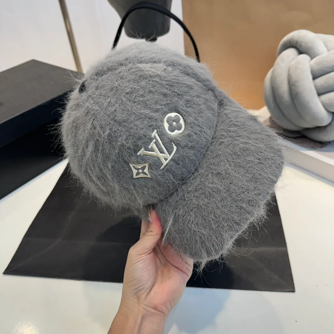 P70 Louis Vuitton LV plush autumn and winter new baseball cap, the design is super eye-catching and has a great brand feel