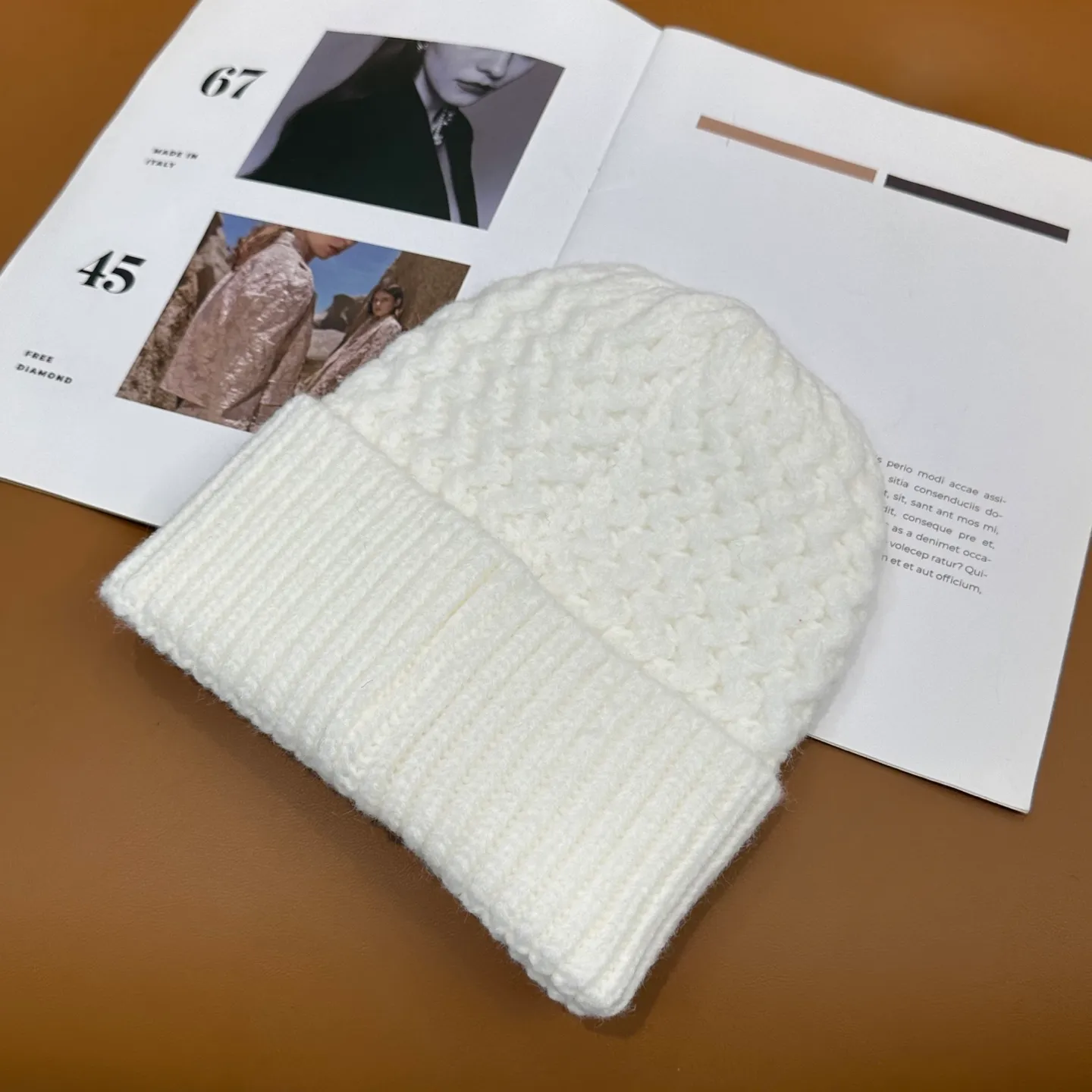P56 ⚫️Lv new autumn and winter knitted hat, very versatile, unisex. Dear friends, you can see the details, the workmanship is neat, breathable and comfortable, and made of imported wool material! A must-have for fashionistas!