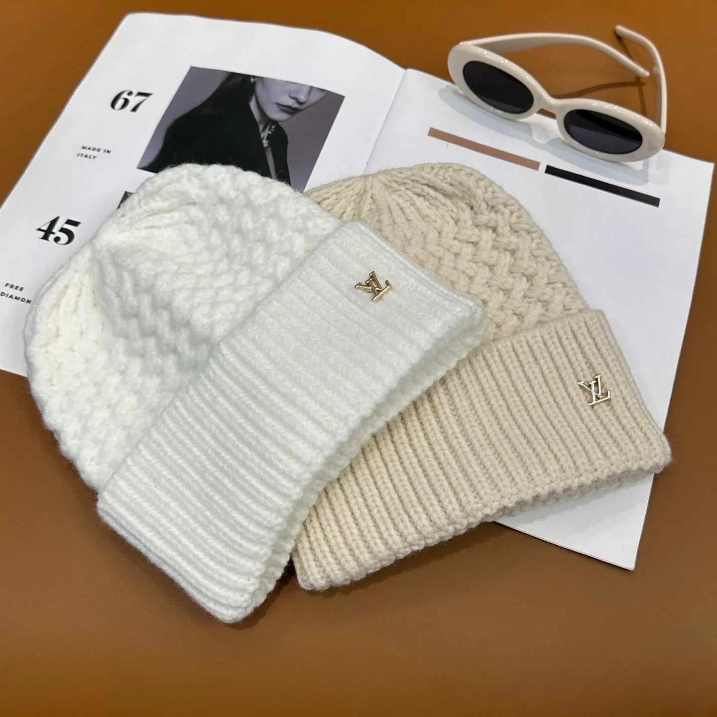 P56 ⚫️Lv new autumn and winter knitted hat, very versatile, unisex. Dear friends, you can see the details, the workmanship is neat, breathable and comfortable, and made of imported wool material! A must-have for fashionistas!