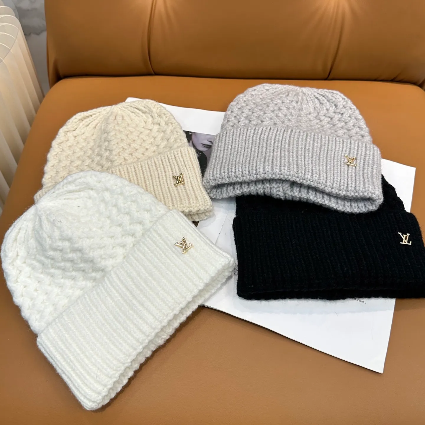 P56 ⚫️Lv new autumn and winter knitted hat, very versatile, unisex. Dear friends, you can see the details, the workmanship is neat, breathable and comfortable, and made of imported wool material! A must-have for fashionistas!
