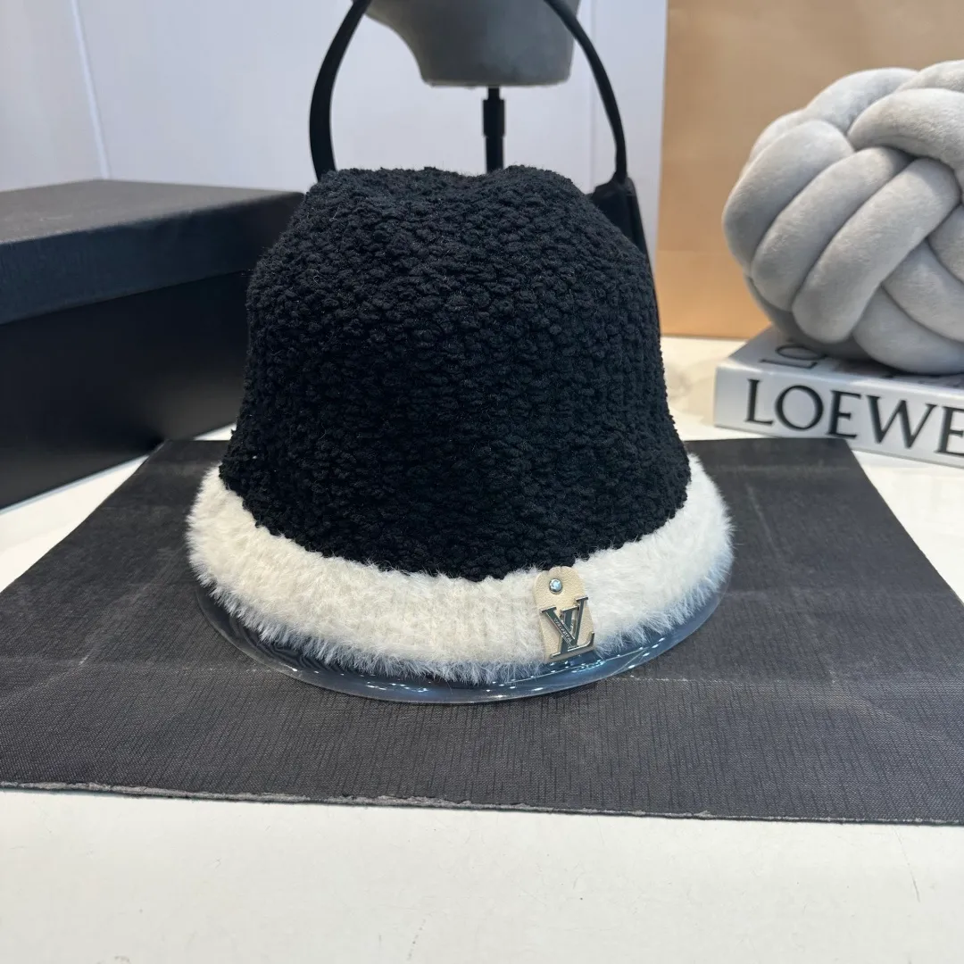 P70 LV Louis Vuitton new rabbit fur hat! High-end color series, the latest fisherman hat for autumn and winter ✨ Super elegant rabbit fur hat, white moonlight white🤍 🧊It is a perfect match in winter, the texture is invincible!