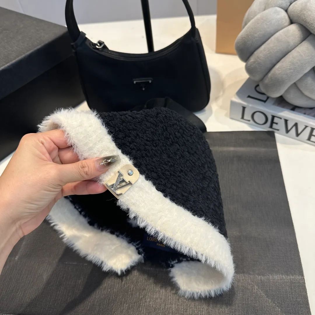 P70 LV Louis Vuitton new rabbit fur hat! High-end color series, the latest fisherman hat for autumn and winter ✨ Super elegant rabbit fur hat, white moonlight white🤍 🧊It is a perfect match in winter, the texture is invincible!