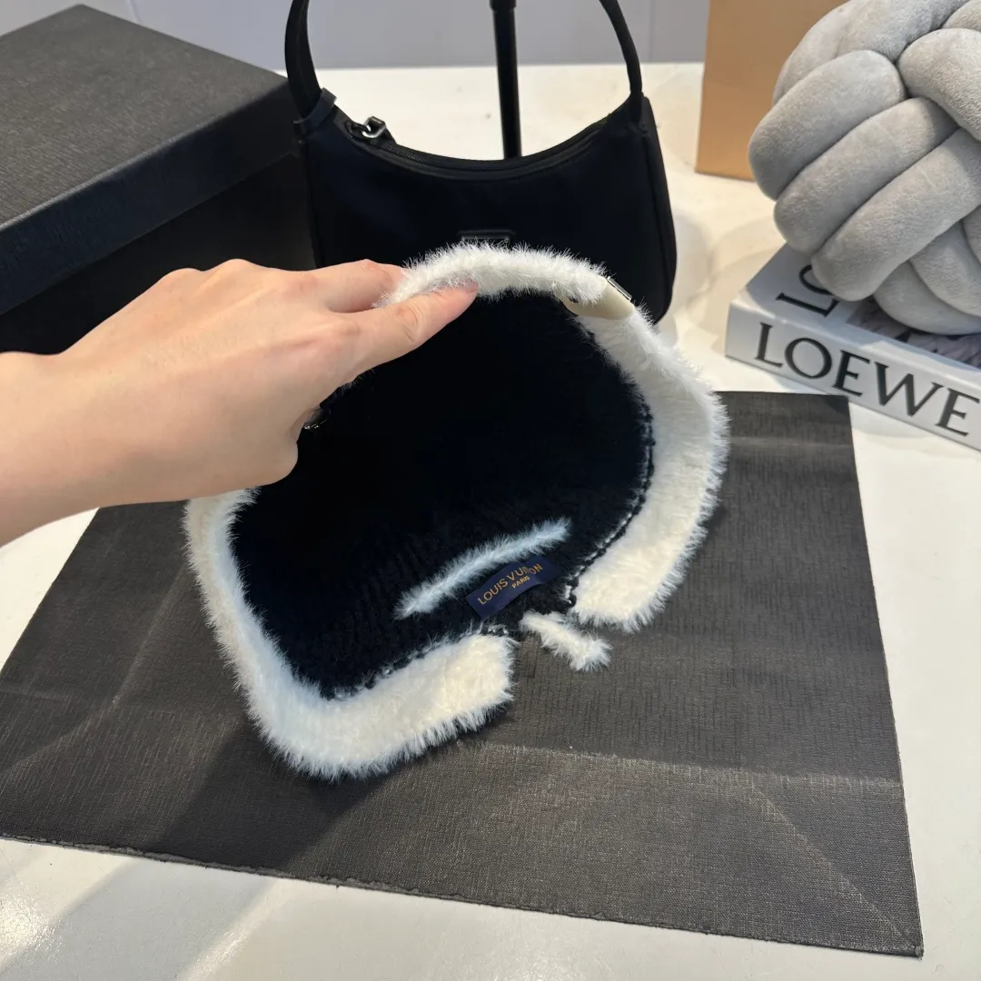 P70 LV Louis Vuitton new rabbit fur hat! High-end color series, the latest fisherman hat for autumn and winter ✨ Super elegant rabbit fur hat, white moonlight white🤍 🧊It is a perfect match in winter, the texture is invincible!