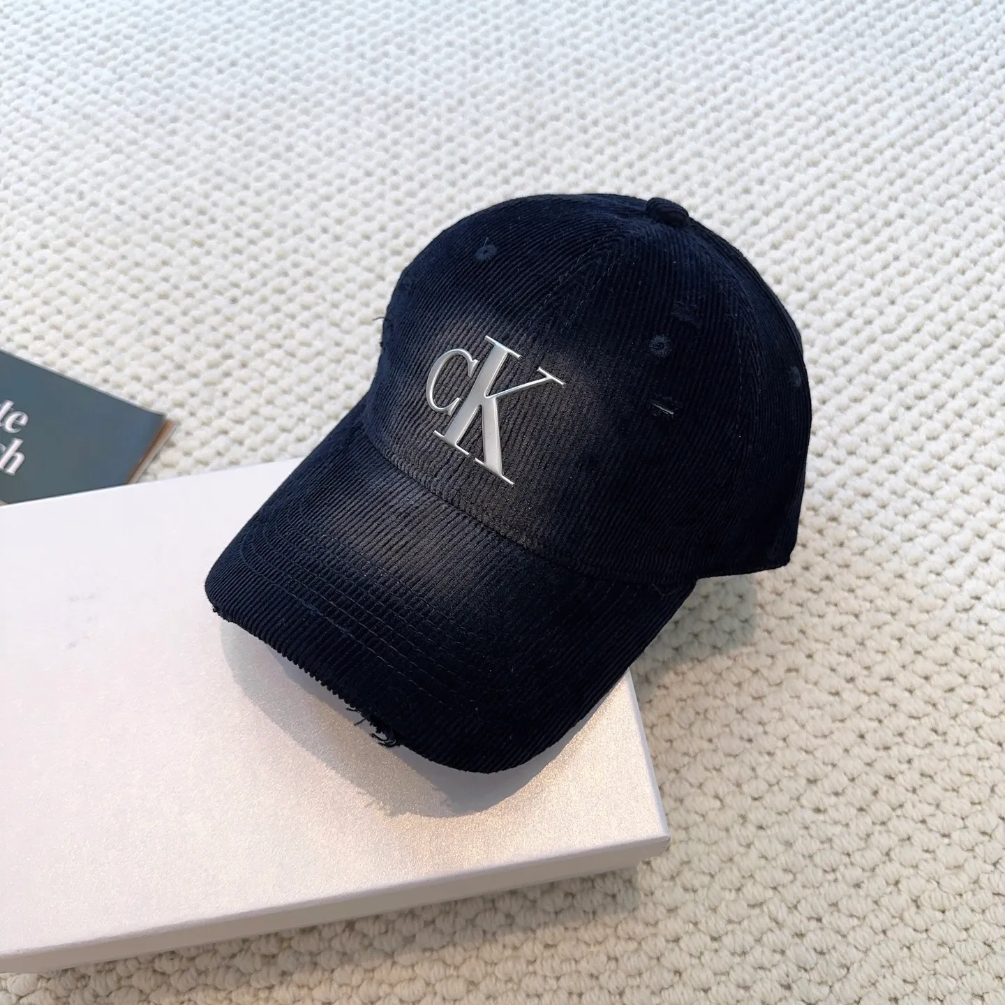 P60 Calvin Klein, CK logo autumn and winter new baseball cap, recommended by Xiaohongshu, fashionable and versatile, a favorite of many celebrities, very explosive, very popular, very good-looking