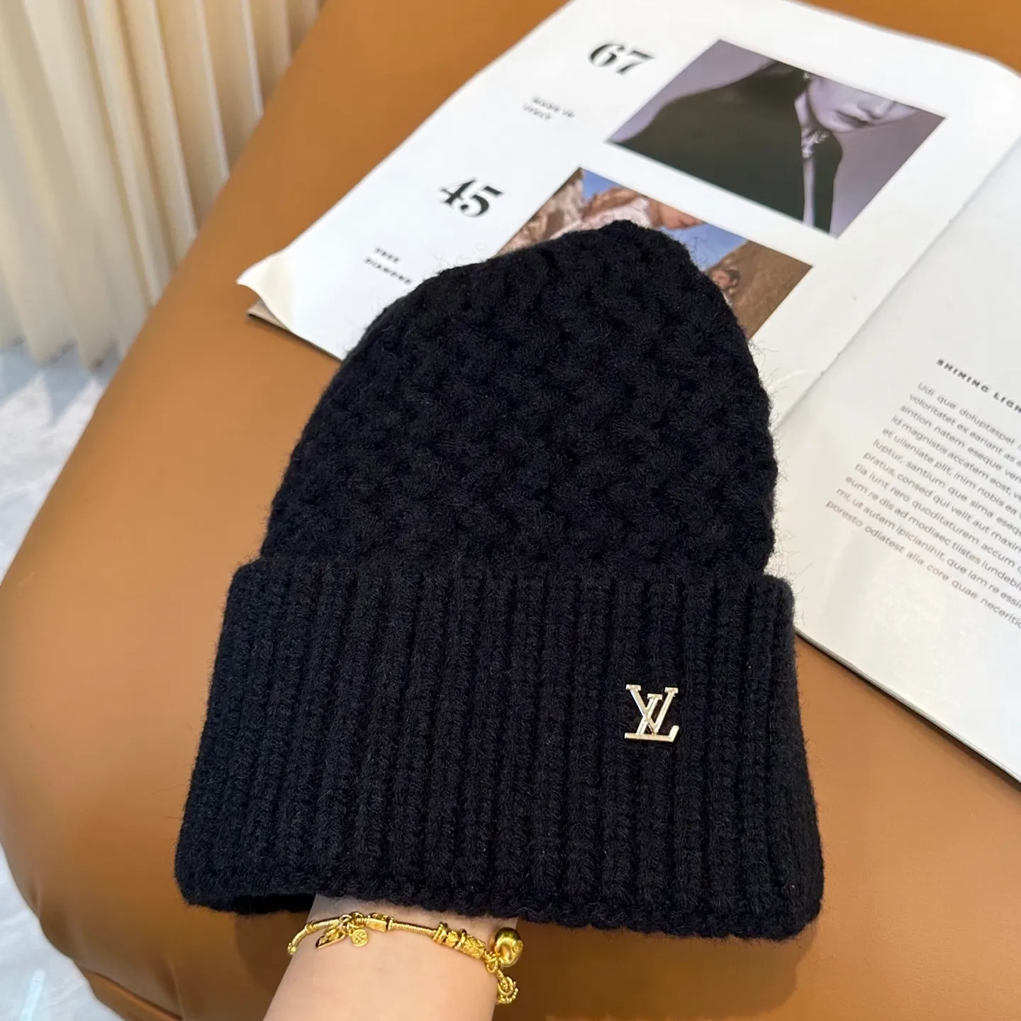 P46 ⚫️Lv new autumn and winter knitted hat, very versatile, unisex. Dear friends, you can see the details, the workmanship is neat, breathable and comfortable, and made of imported wool material! A must-have for fashionistas!