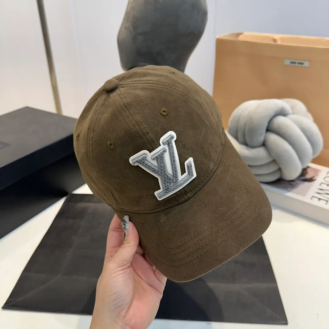 P60 LouisVuitton's new LV flocked frosted series baseball cap, made with heavy industry♥️Autumn and winter series, high-end and elegant, versatile style