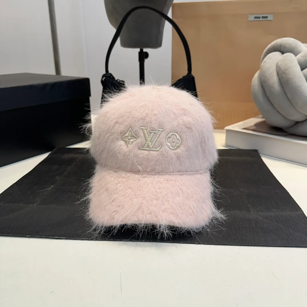 P70 Louis Vuitton LV plush autumn and winter new baseball cap, the design is super eye-catching and has a great brand feel