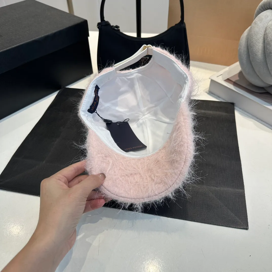 P70 Louis Vuitton LV plush autumn and winter new baseball cap, the design is super eye-catching and has a great brand feel
