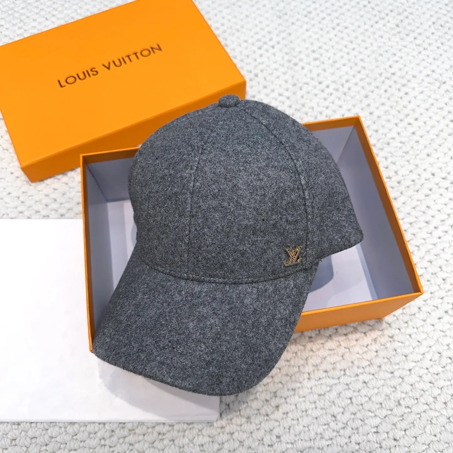 P60 LV Louis Vuitton's new autumn and winter classic casual and trendy style, simple baseball cap🧢Japanese and Korean style, looks great with any combination! A must-have when traveling