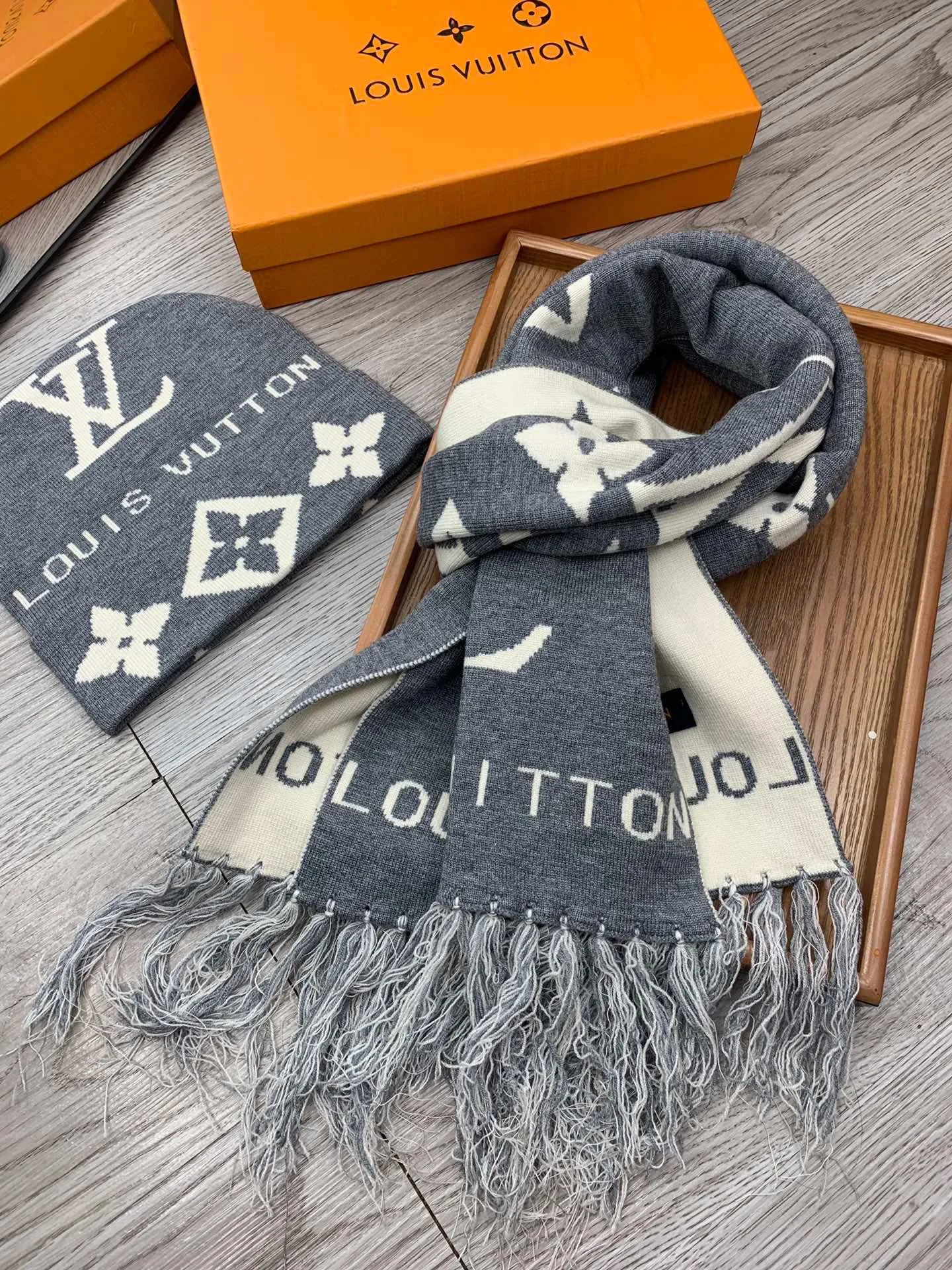 p230lv. [Wool Suit Hat-with Luo Zi Fur Ball] Classic Suit Hat! Hat ➕Scarf! It's warm and super comfortable~A great tool for young ladies to reduce their age in winter~This winter, all you need is a set of hats~It's warm and fashionable! Unisex model! Can be made as a couple model! Complete range of anti-counterfeiting labels and elevators! Many styles, welcome to choose!