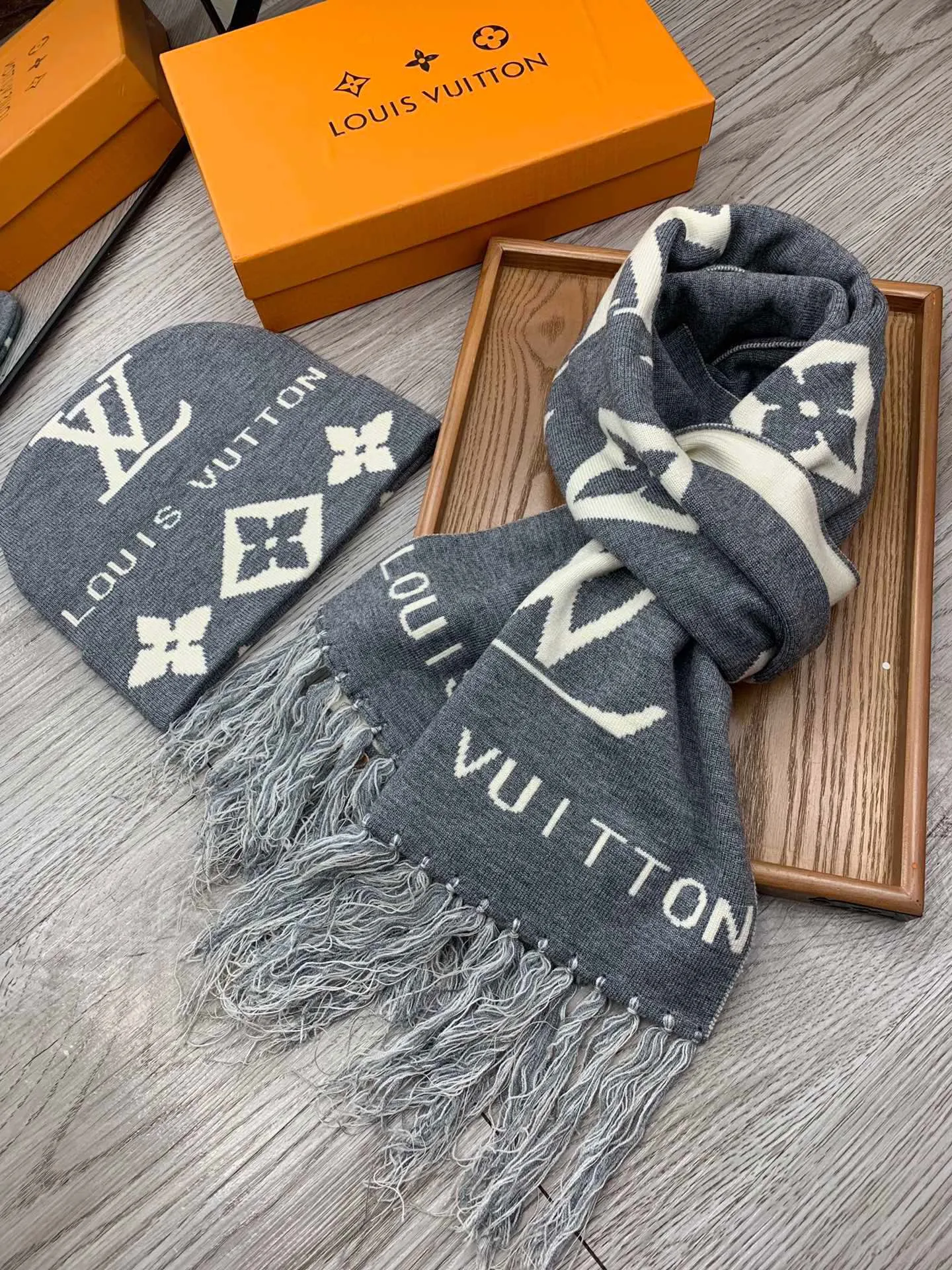 p230lv. [Wool Suit Hat-with Luo Zi Fur Ball] Classic Suit Hat! Hat ➕Scarf! It's warm and super comfortable~A great tool for young ladies to reduce their age in winter~This winter, all you need is a set of hats~It's warm and fashionable! Unisex model! Can be made as a couple model! Complete range of anti-counterfeiting labels and elevators! Many styles, welcome to choose!