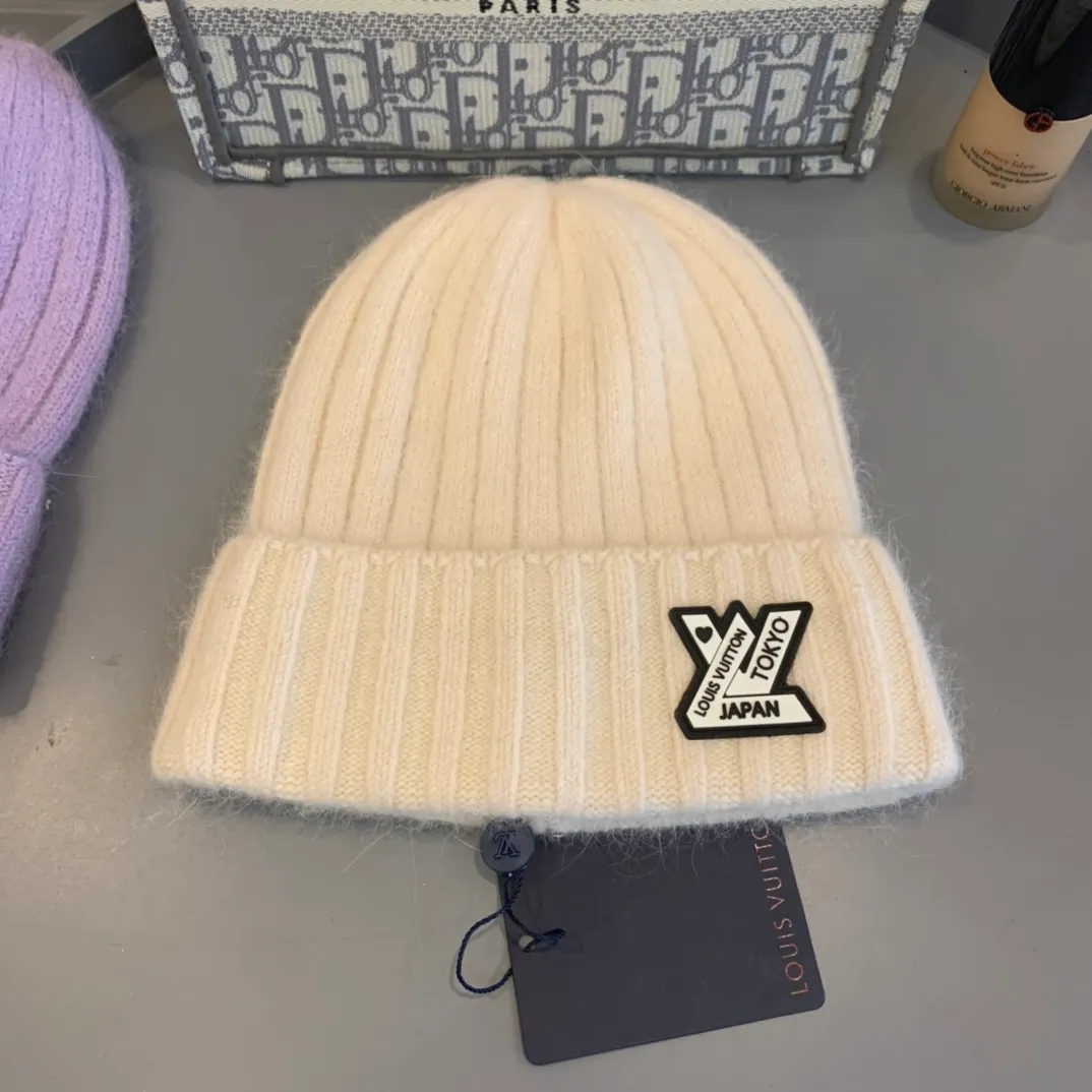 p80 LV’s latest autumn and winter couple’s style knitted beanie, made of rabbit plush fabric! On sale at the counter! Every color is very beautiful and versatile. The peaked cap and fisherman hat are also very popular in summer. This woolen hat is released in winter and can be worn by both men and women. The knitting quality is very good and the workmanship is also very good. The hat is very elastic and suitable for anyone to wear. The shape of the hat is also very beautiful. The top of the head is not pointed, but has a dome design, which is more versatile for daily use. The brim is designed with cuffs, brand embroidery on the front, superb patch embroidery technology, and the thread fabric is made of rabbit fur! It is soft and fluffy, has much better elasticity than wool, and does not feel prickly. It is super comfortable to wear.