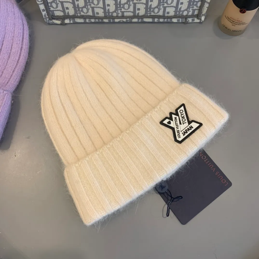 p80 LV’s latest autumn and winter couple’s style knitted beanie, made of rabbit plush fabric! On sale at the counter! Every color is very beautiful and versatile. The peaked cap and fisherman hat are also very popular in summer. This woolen hat is released in winter and can be worn by both men and women. The knitting quality is very good and the workmanship is also very good. The hat is very elastic and suitable for anyone to wear. The shape of the hat is also very beautiful. The top of the head is not pointed, but has a dome design, which is more versatile for daily use. The brim is designed with cuffs, brand embroidery on the front, superb patch embroidery technology, and the thread fabric is made of rabbit fur! It is soft and fluffy, has much better elasticity than wool, and does not feel prickly. It is super comfortable to wear.