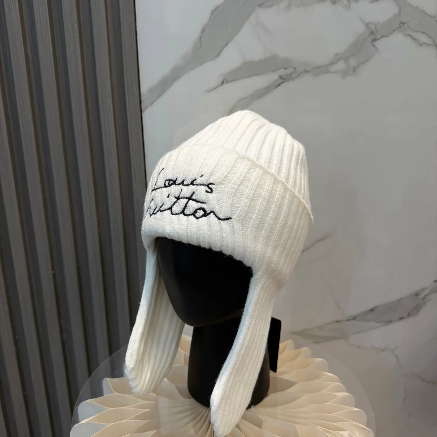 Special P96 💛 LV’s new ear protection knitted hat is made of soft wool blend, warm and comfortable, a must-have for autumn and winter. It has a handwritten embroidered logo on the front, which is highly recognizable. The toe design + draped earmuffs modify the face and are windproof. It is great for commuting and taking outdoor photos. The blue is fresh and white, and it adds a sense of atmosphere when paired with a coat and sweater. It is a practical and fashionable autumn and winter item 👍