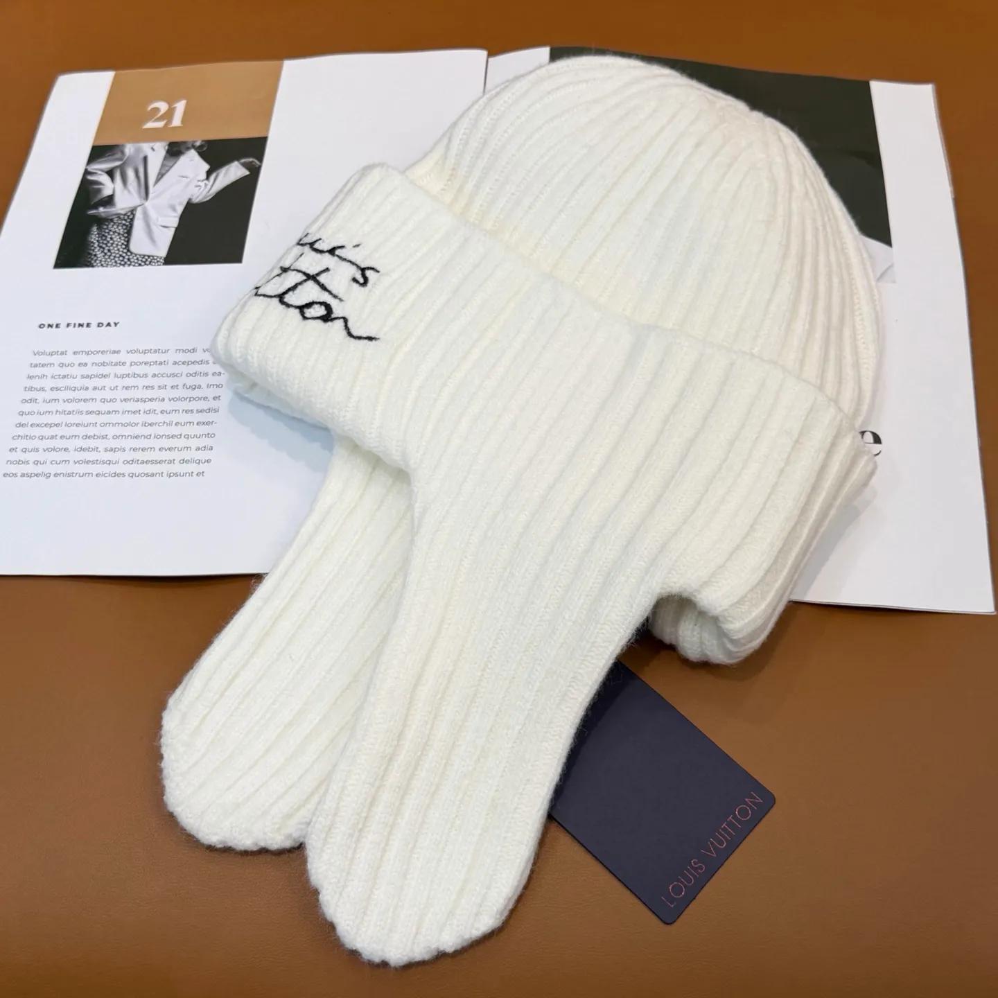 Special P96 💛 LV’s new ear protection knitted hat is made of soft wool blend, warm and comfortable, a must-have for autumn and winter. It has a handwritten embroidered logo on the front, which is highly recognizable. The toe design + draped earmuffs modify the face and are windproof. It is great for commuting and taking outdoor photos. The blue is fresh and white, and it adds a sense of atmosphere when paired with a coat and sweater. It is a practical and fashionable autumn and winter item 👍