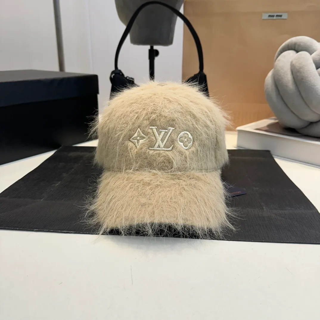 P70 Louis Vuitton LV plush autumn and winter new baseball cap, the design is super eye-catching and has a great brand feel