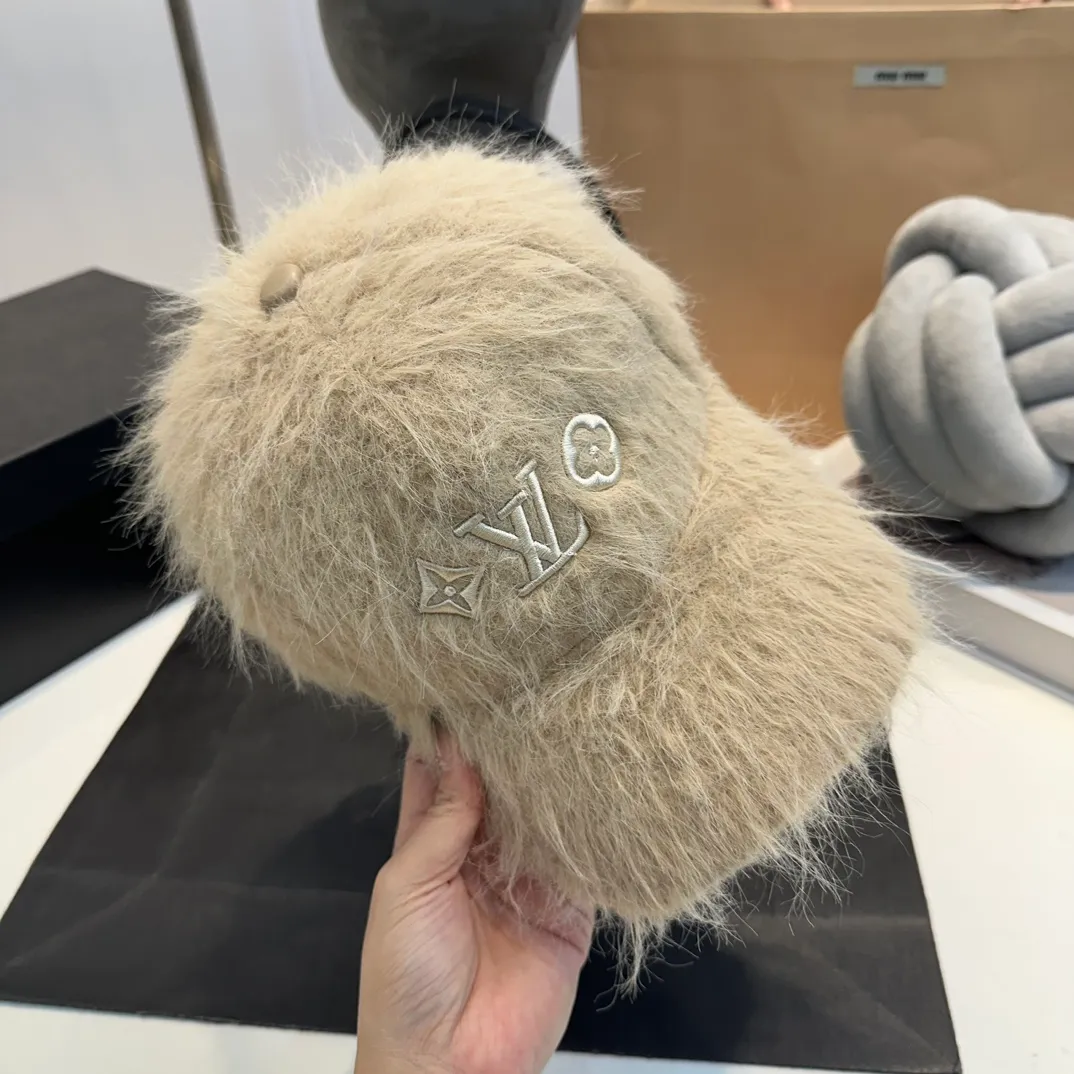 P70 Louis Vuitton LV plush autumn and winter new baseball cap, the design is super eye-catching and has a great brand feel