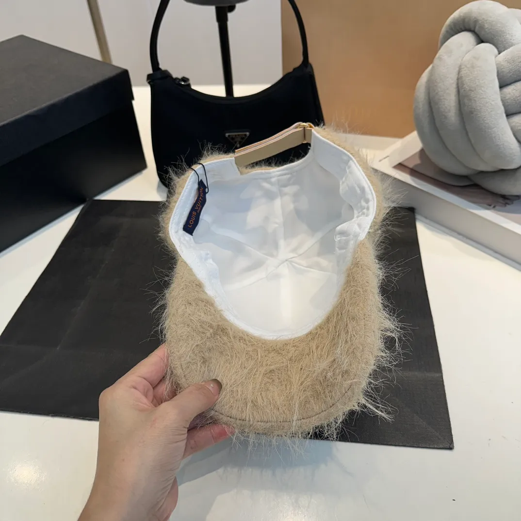 P70 Louis Vuitton LV plush autumn and winter new baseball cap, the design is super eye-catching and has a great brand feel